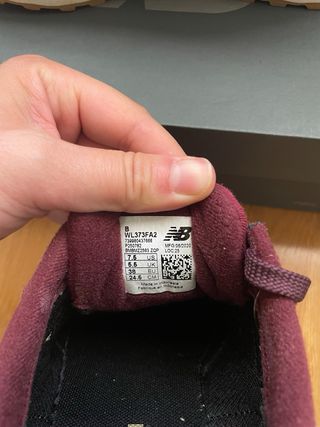 Zapatillas New Balance 373 granates y doradas