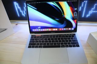 MacBook Pro 13" Touch Bar/ID Plata