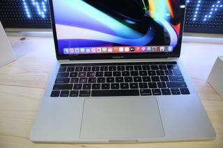 MacBook Pro 13" Touch Bar/ID Plata