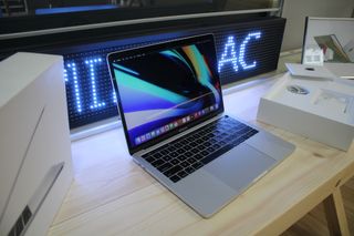 MacBook Pro 13" Touch Bar/ID Plata