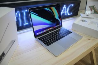 MacBook Pro 13" Touch Bar/ID Plata