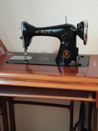 Máquina coser Alfa antigua