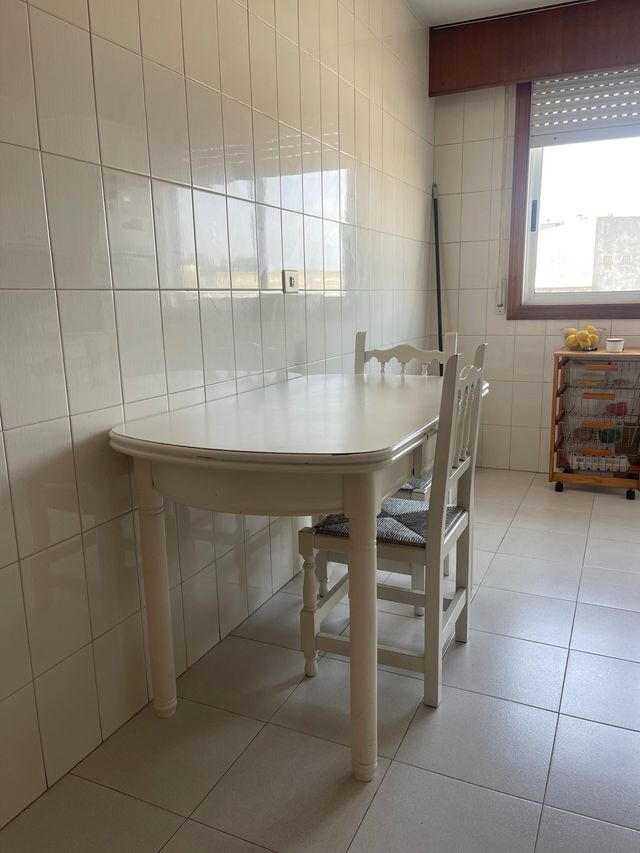 Mesa cocina blanca + 3 sillas