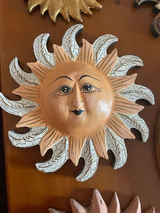 Sole decorativo in legno