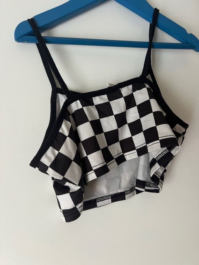 Top corto cuadros blanco y negro