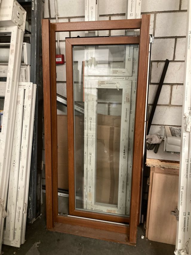 Balconera marrón de una hoja