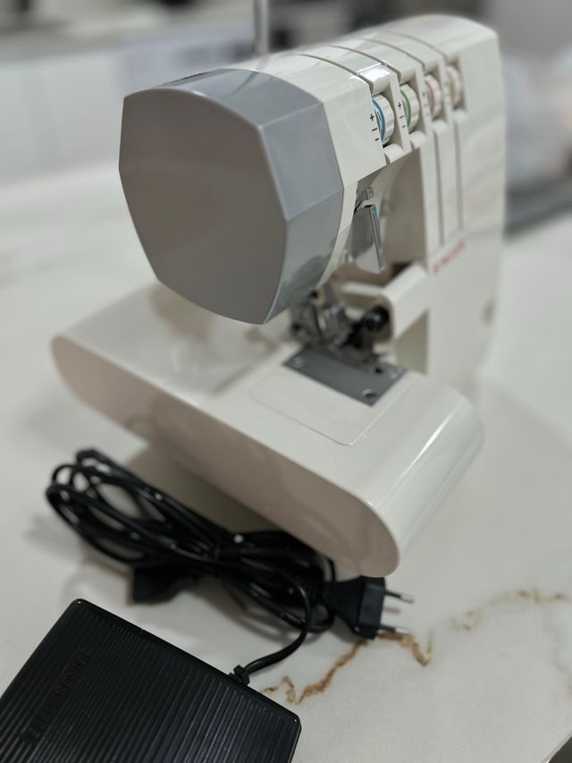 Remalladora. Overlock Singer.