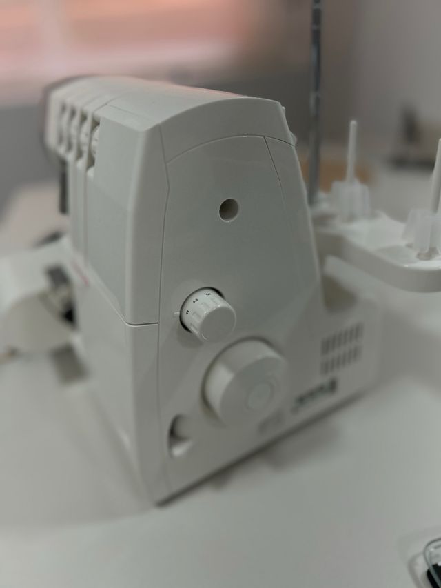 Remalladora. Overlock Singer.