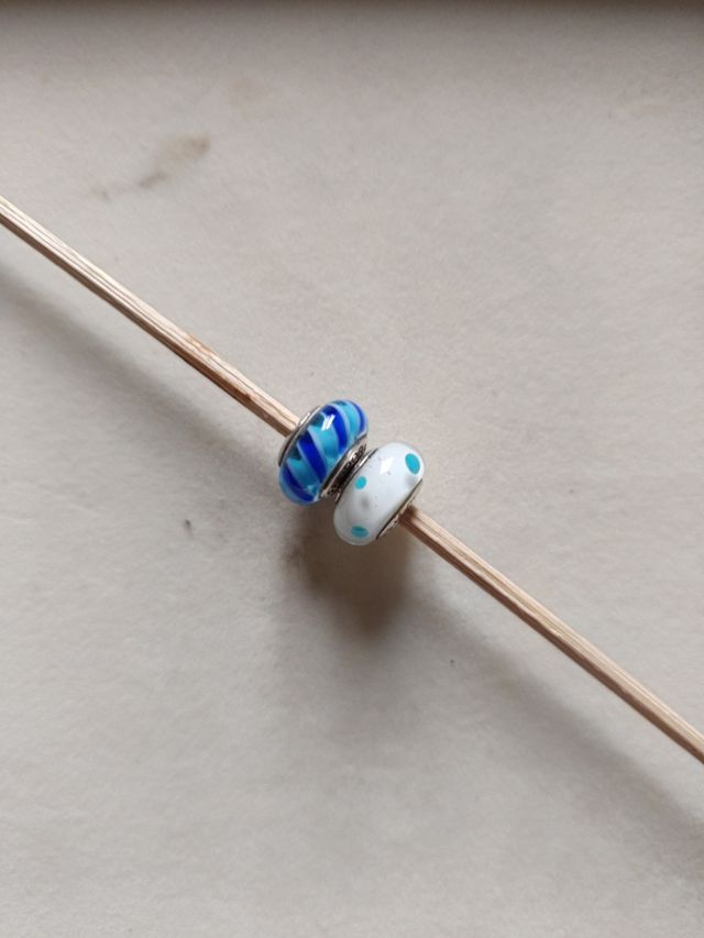 2 Charms Pandora Azul y Blanco