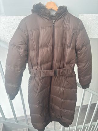 Plumas marron, con capucha de mujer