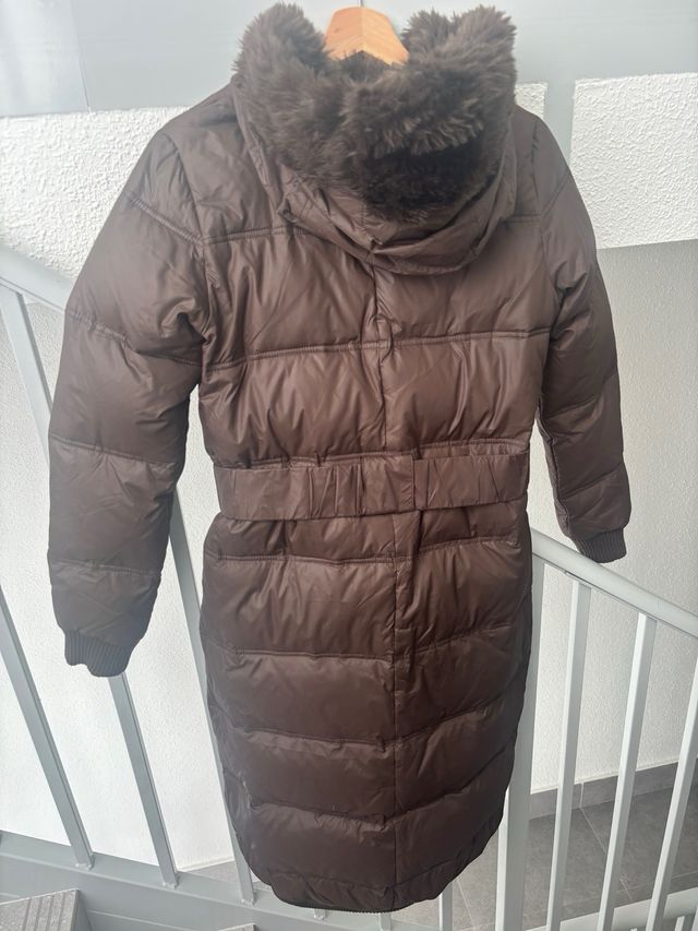 Plumas marron, con capucha de mujer