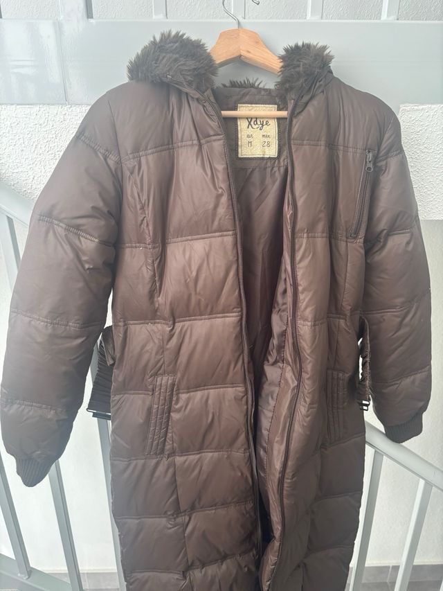 Plumas marron, con capucha de mujer