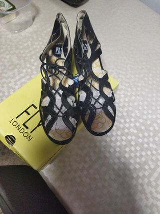 Sandalias FLY London negras