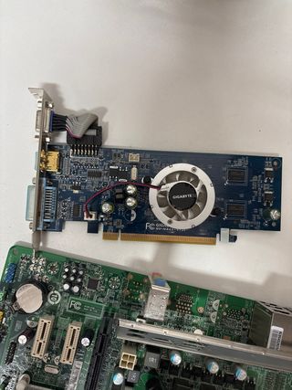 Placa base MS-7728 + gráfica Gigabyte