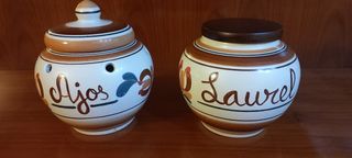 Frutero y tarros de cerámica.