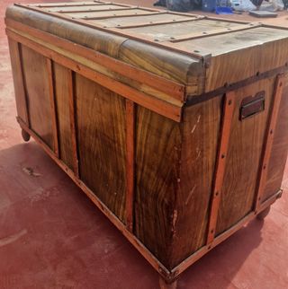 Baúl antiguo madera y metal le falta una pata.
