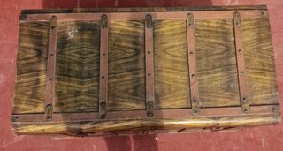 Baúl antiguo madera y metal le falta una pata.