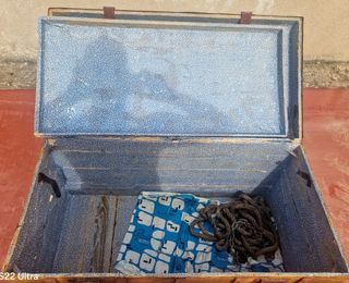 Baúl antiguo madera y metal le falta una pata.