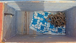 Baúl antiguo madera y metal le falta una pata.