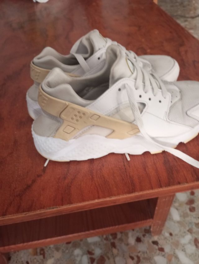 Zapatillas Nike Air Huarache blancas y beige n 24