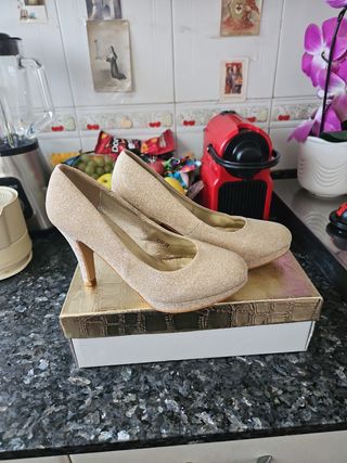 Zapatos dorados tacón comodo,talla 38.