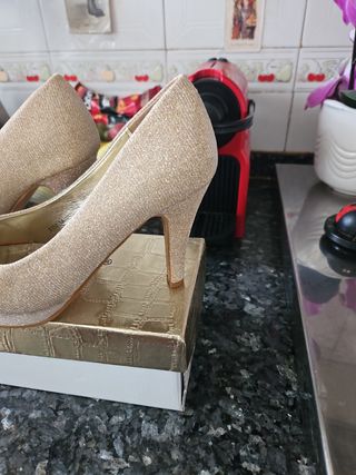 Zapatos dorados tacón comodo,talla 38.