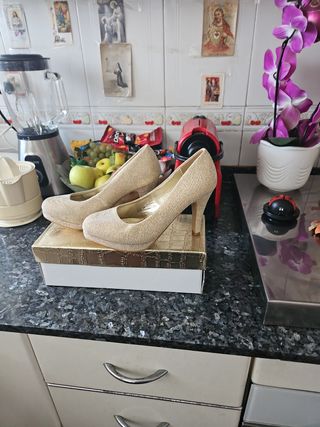 Zapatos dorados tacón comodo,talla 38.