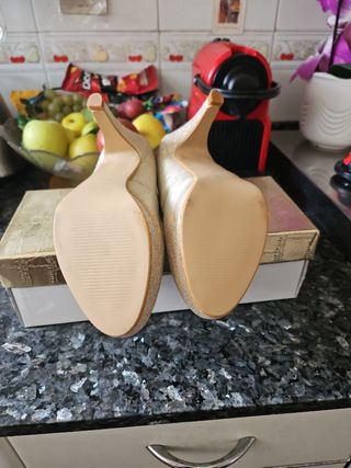 Zapatos dorados tacón comodo,talla 38.