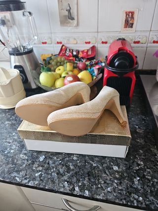 Zapatos dorados tacón comodo,talla 38.