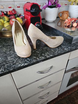 Zapatos dorados tacón comodo,talla 38.
