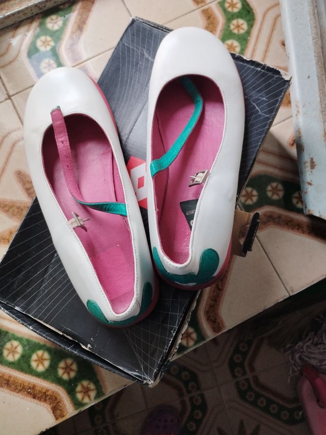 Merceditas piel blancas fucsia-azul