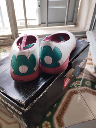 Merceditas piel blancas fucsia-azul