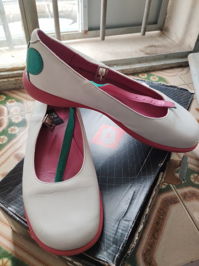 Merceditas piel blancas fucsia-azul