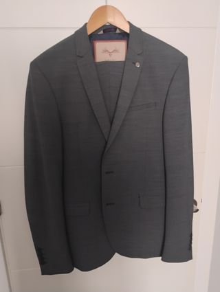 Traje gris para hombre.