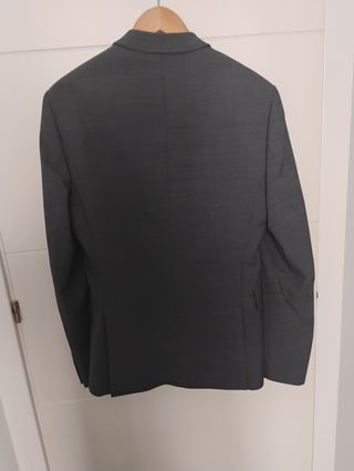 Traje gris para hombre.