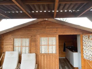 Caseta de madera, cocina, pérgola, valla, bancales