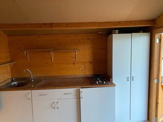 Caseta de madera, cocina, pérgola, valla, bancales