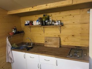 Caseta de madera, cocina, pérgola, valla, bancales