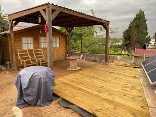 Caseta de madera, cocina, pérgola, valla, bancales
