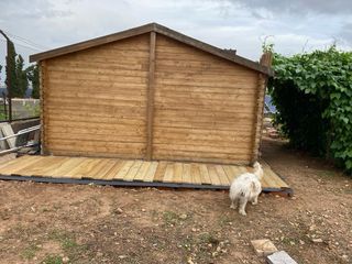 Caseta de madera, cocina, pérgola, valla, bancales