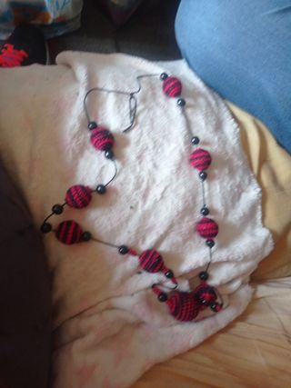 Collar tejido bolas rojas-negras