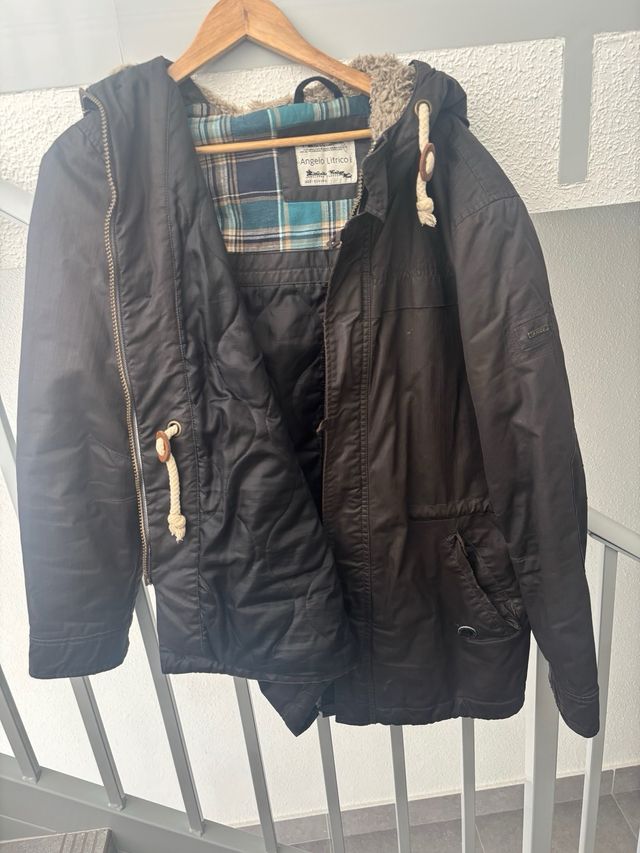 Chaqueta marrón Ángeles Rubio con capucha