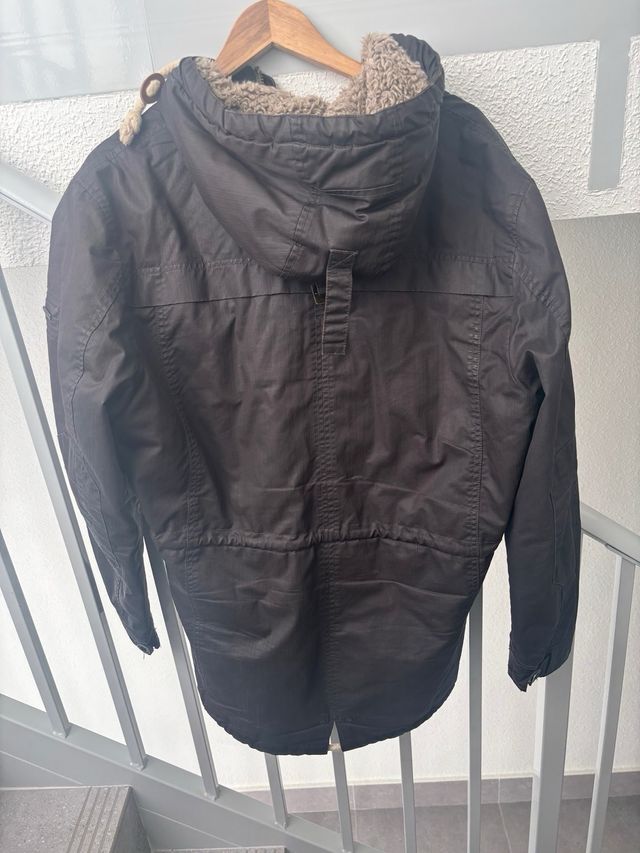 Chaqueta marrón Ángeles Rubio con capucha