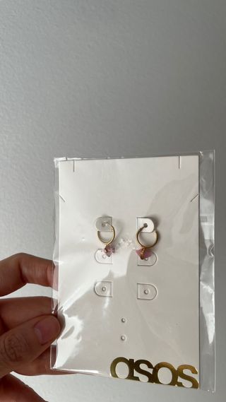 Pendientes ASOS dorados con detalle rosa