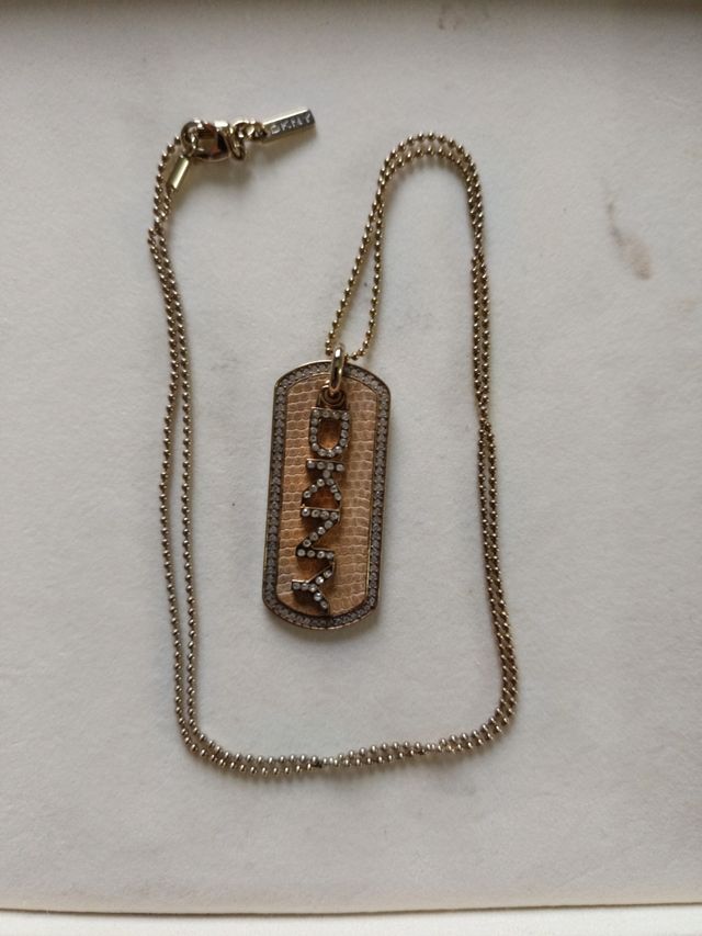 Collar DKNY dorado con dije