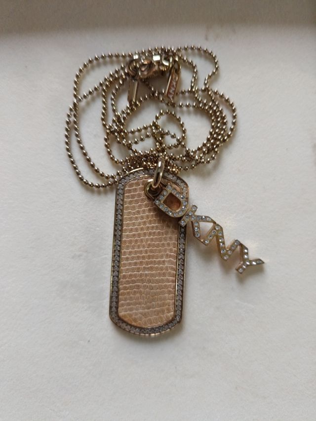 Collar DKNY dorado con dije