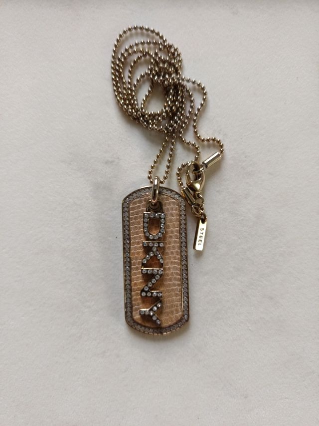 Collar DKNY dorado con dije