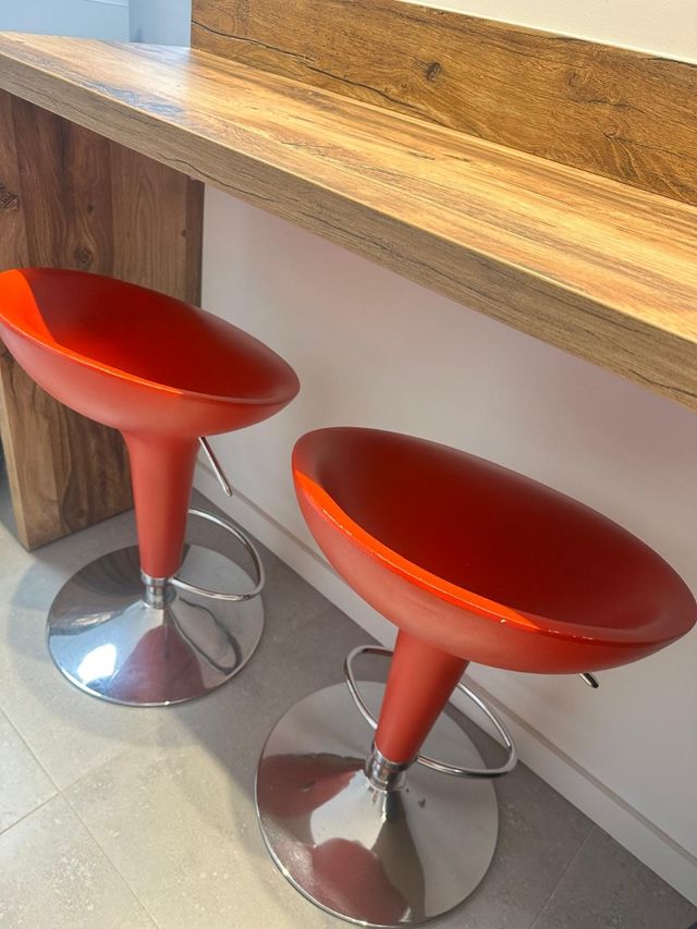 2 Taburetes rojos metálicos