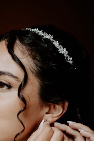 Tiara novia plata y blanco