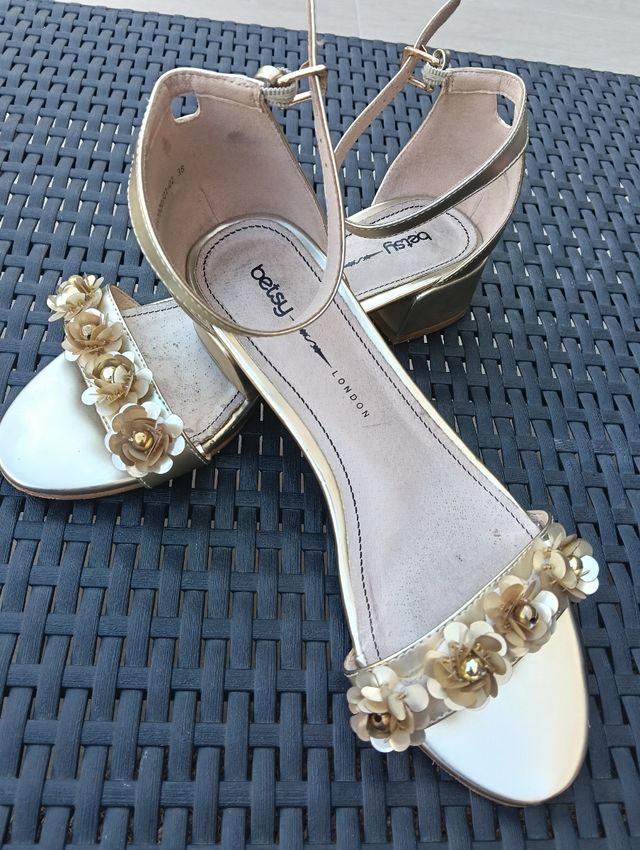 Sandalias doradas Betsy London 38